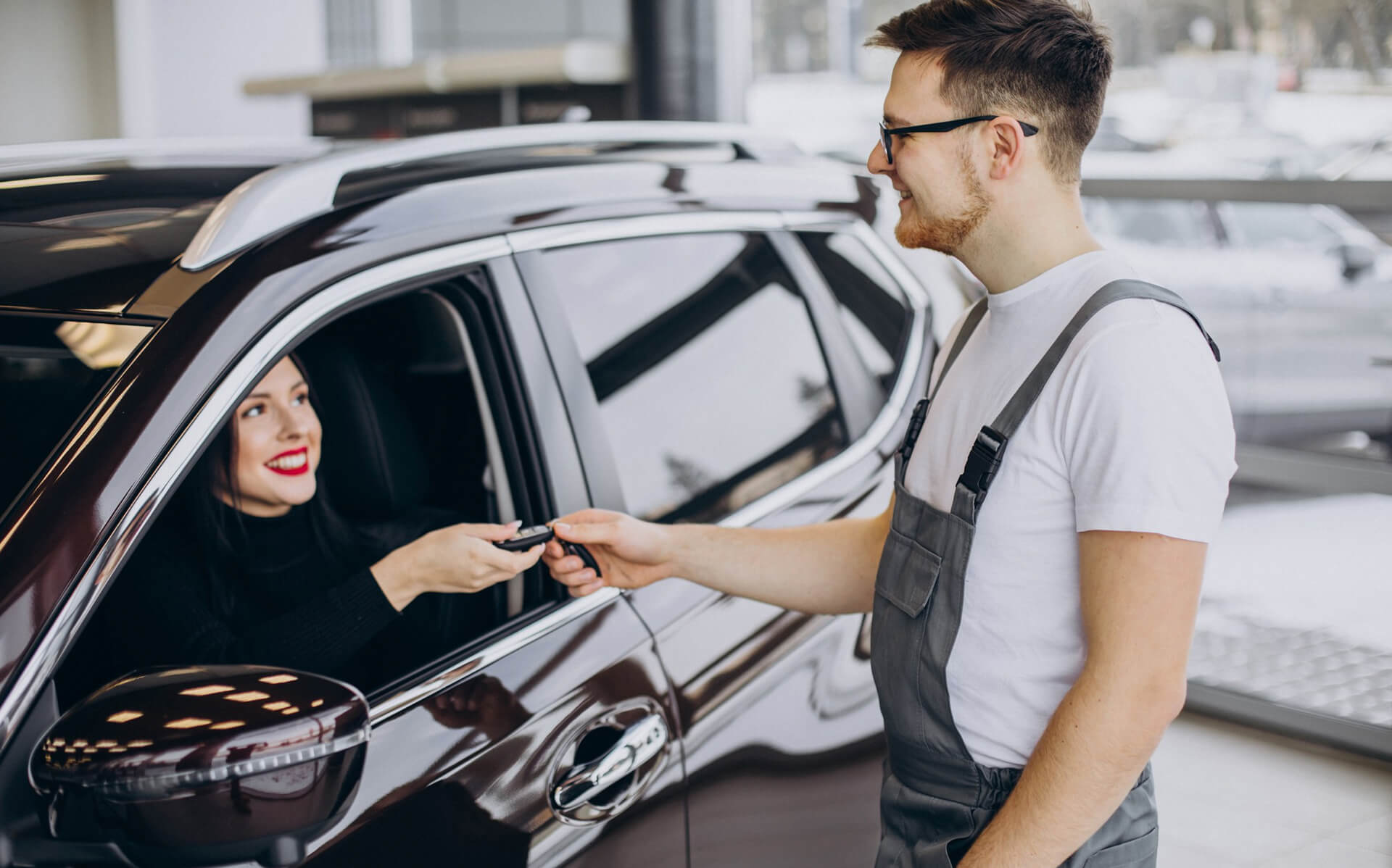 Client satisfait acceptant les clés de voiture après réparation au Garage MS à Beaumont